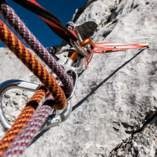 U sportovních vícedélek může na lezení stačit jen jednoduché lano a expresky, jinde je potřeba přibrat vlastní jištění a dvě lana