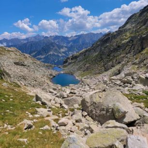 Výhled na jezera Lac du Pourtet, Parc national des Pyrénées, Pyreneje, Francie