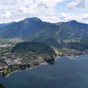 Výhledy z Cima Capi na Rivu del Garda