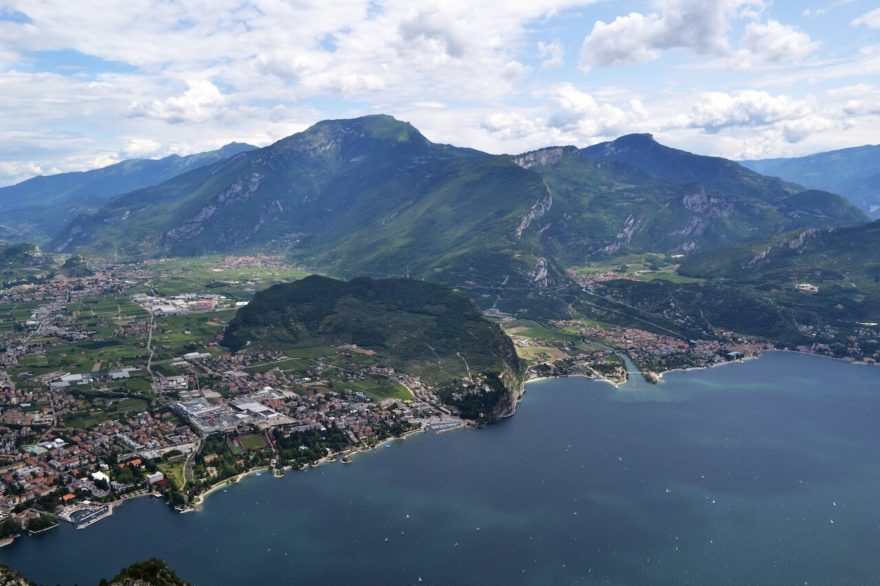 Výhledy z Cima Capi na Rivu del Garda
