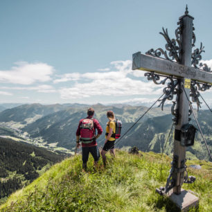 Výhledy z vrcholu Staffkogel (2115 m), Home of Lässig Hike, Saalbach Hinterglemm, Kitzbühelské Alpy, Rakousko.