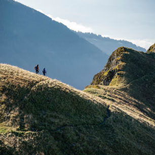 Ambiciózní treková výzva Saalbach Hiking Challenge kombinuje tři vysokohorské treky Pinzgauer Spaziergang, Seven Summits of Saalbach Hinterglemm a Home of Lässig Walk s celkovou délkou přes 65 km a převýšením 3800 m.