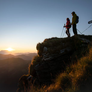 Ambiciózní treková výzva Saalbach Hiking Challenge kombinuje tři vysokohorské treky s celkovou délkou přes 65 km a převýšením 3800 m. Saalbach Hinterglemm. Kitzbühelské Alpy, Rakousko.