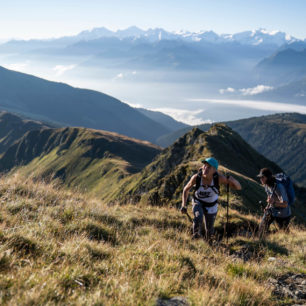 Ambiciózní treková výzva Saalbach Hiking Challenge kombinuje tři vysokohorské treky s celkovou délkou přes 65 km a převýšením 3800 m. Saalbach Hinterglemm. Kitzbühelské Alpy, Rakousko.