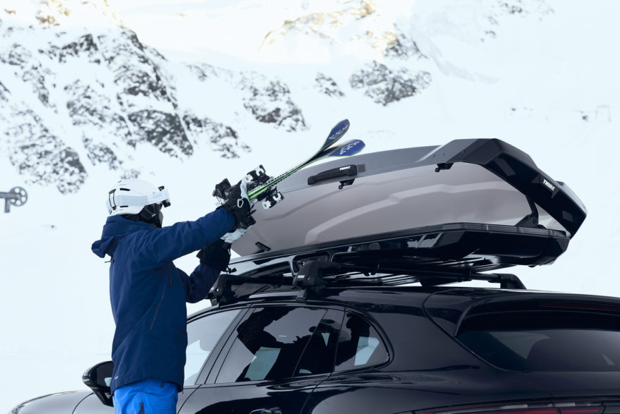 Střešní boxy jsou ideální na přepravu lyží a snowboardů. Do nejdelších střešních boxů Thule se vejdou lyže o délce až 215 cm.