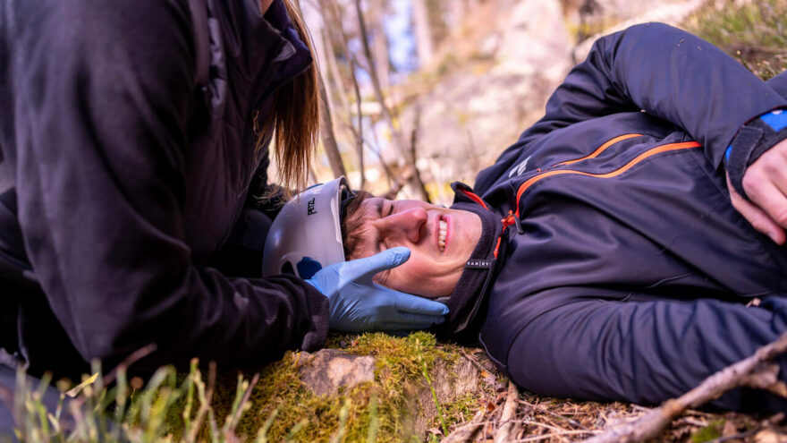 Kurz outdoorové první pomoci Horal je vedený formou zážitku a řešení řady zdravotních komplikací si účastníci vyzkouší přímo během simulací. (foto Jakub Staněk, ZDrSEM)