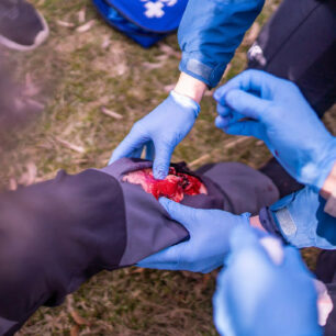 Kurz outdoorové první pomoci Horal je vedený formou zážitku a řešení řady zdravotních komplikací si účastníci vyzkouší přímo během simulací. (foto Jakub Staněk, ZDrSEM)