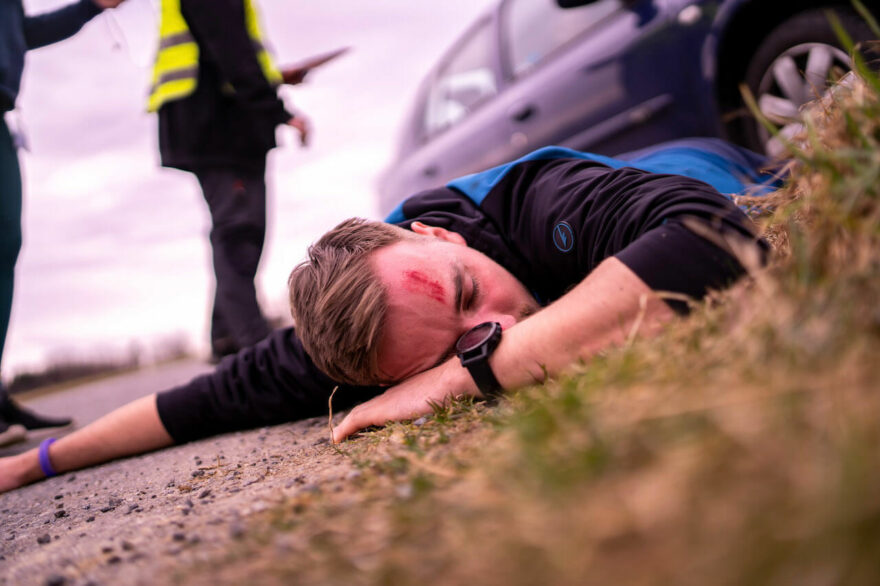 Nácvik zásahu u autonehody na kurzu outdoorové první pomoci Horal (foto: Jakub Staněk, ZDrSEM)