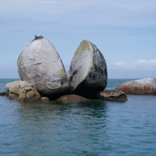 Skalní útvar Split Apple Rock (Rozpůlené jablko) je ikonou zálivu Tasman Bay v NP Abel Tasman, Nový Zéland.