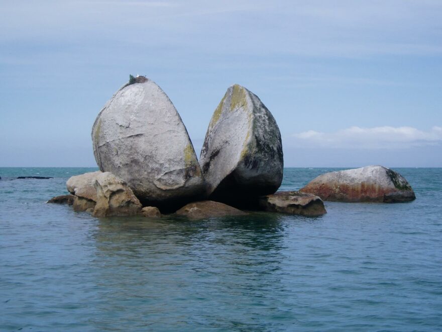 Skalní útvar Split Apple Rock (Rozpůlené jablko) je ikonou zálivu Tasman Bay v NP Abel Tasman, Nový Zéland.