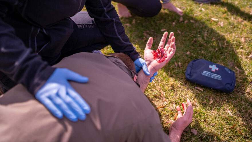 Kurz outdoorové první pomoci Horal je vedený formou zážitku a řešení řady zdravotních komplikací si účastníci vyzkouší přímo během simulací. (foto Jakub Staněk, ZDrSEM)
