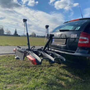 Nosič Thule Epos připraven k naložení kol.