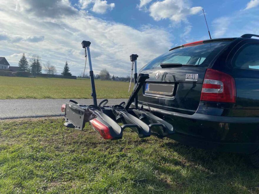 Nosič Thule Epos připraven k naložení kol.