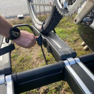 Upevnění ráfků kol k nosiči Thule Epos pomocí pásku a přezky s ráčnou.