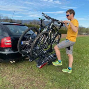 Nosič Thule Epos se snadno sklopí pouhým sešlápnutím „pedálu“.