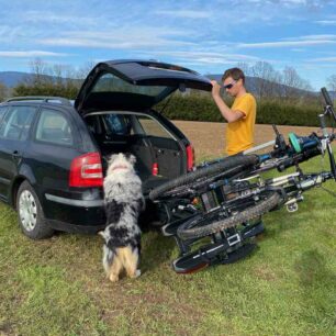 pohodlný přístup do kufru se sklopeným nosičem Thule Epos