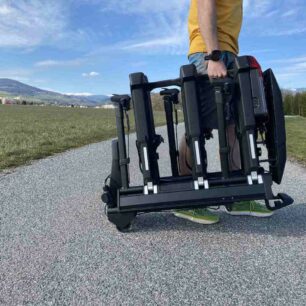 Jednoduchý transport nosiče Thule Epos díky přídavným kolečkům