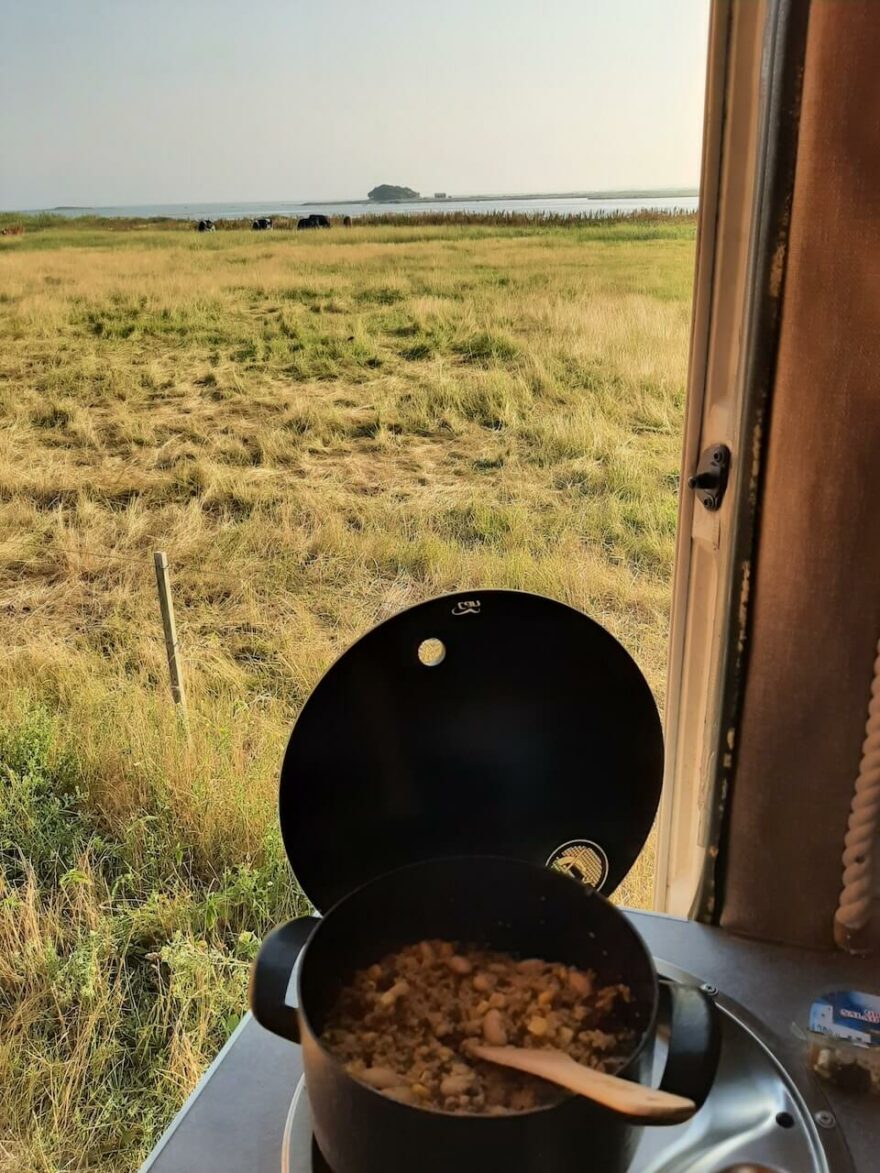 Cestování v domečku na kolech má řadu praktických výhod: řeší otázky dopravy, ubytování i vaření naráz.