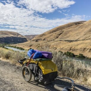 BURLEY Nomad: odolný nákladní vozík za kolo s nosností až 45 kg.