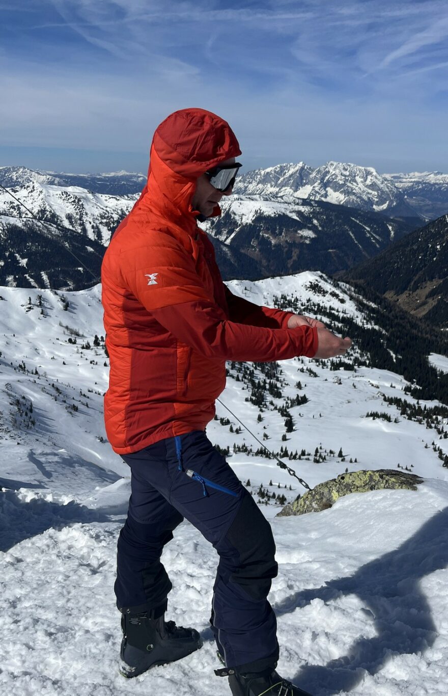 Z boku trupu má bunda elastický prodyšnější materiál