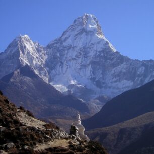 Pohled na úchvatnou horu Ama Dablam (EBCT)