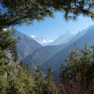 Cesta vzhůru údolím do vesnice Tengboche (EBCT)