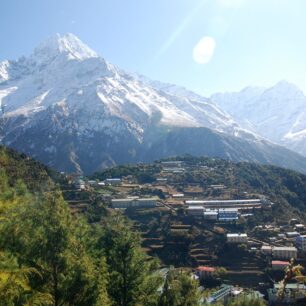 Vesnice Namche Bazar je základnou pro všechny výpravy, my odtud vyrazíme do Everest Base Campu