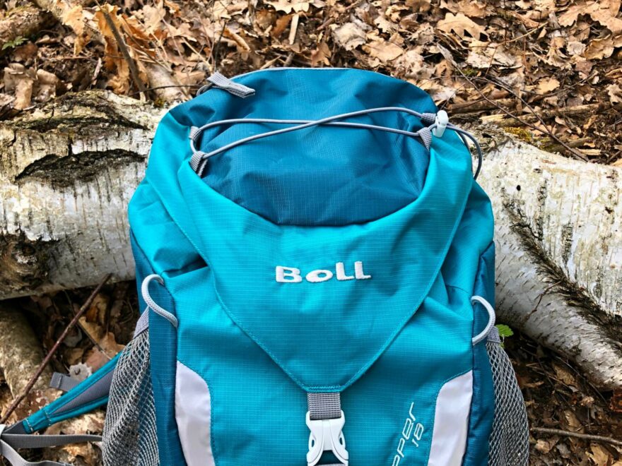 Dětský batoh Boll Trapper 18 je tvořený jednou hlavní komorou se zdrhovadlem a horním víkem.