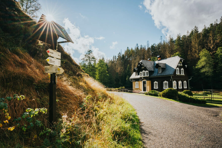 Vstup do Kyjovského údolí u Dixova mlýnu.