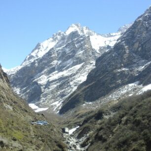 Impozantní pohled na zasněžené Himálaje cestou do Annapurna Base Campu