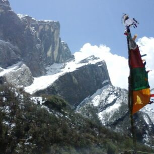 Impozantní pohled na zasněžené Himálaje cestou do Annapurna Base Campu