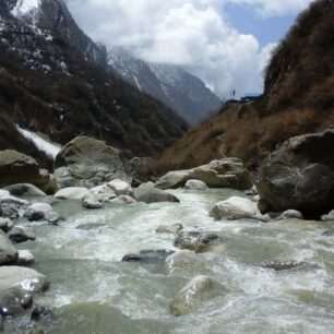 Cesta do Annapurna Base Campu vede podél řeky Modi Khola
