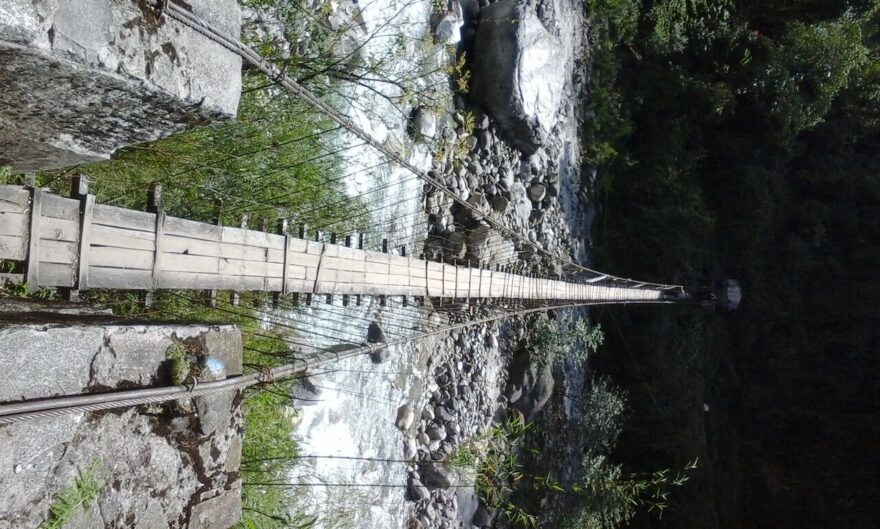 Cesta do Annapurna Base Campu vede přes visutý most nad řekou Modi Khola