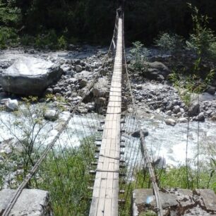 Cesta do Annapurna Base Campu vede přes visutý most nad řekou Modi Khola
