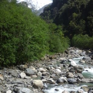 Cesta do Annapurna Base Campu vede podél řeky Modi Khola