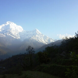Impozantní pohled na zasněžené Himálaje cestou do Annapurna Base Campu