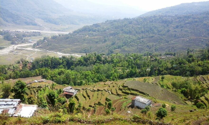 Začátek treku do Annapurna Base Campu vede vesničkami s rýžovými poli