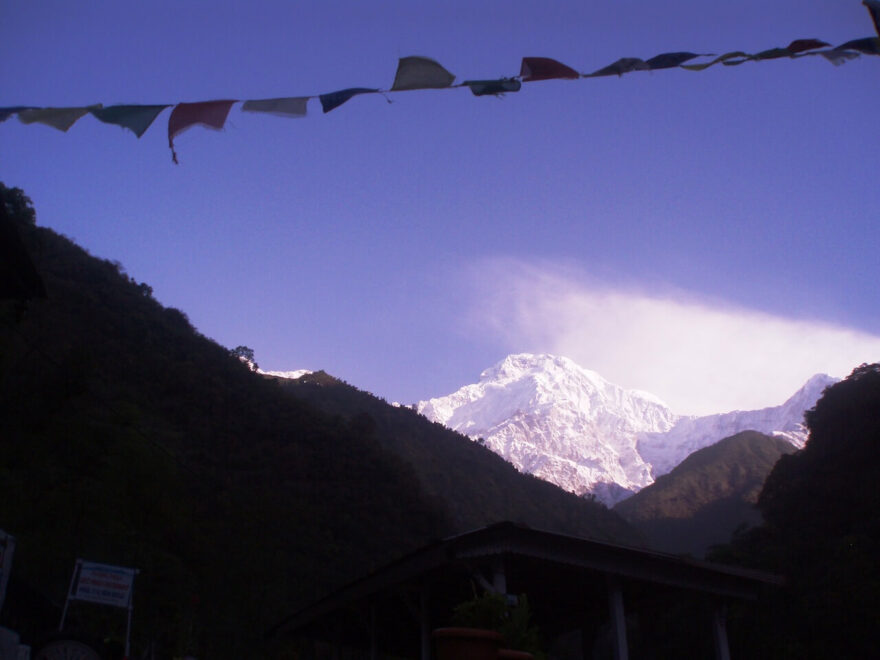 Impozantní pohled na zasněžené Himálaje cestou do Annapurna Base Campu