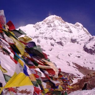 Impozantní pohled na zasněžené Himálaje cestou do Annapurna Base Campu