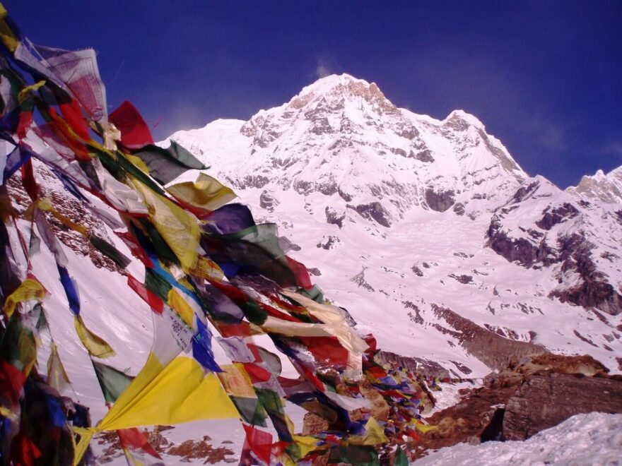 Impozantní pohled na zasněžené Himálaje cestou do Annapurna Base Campu