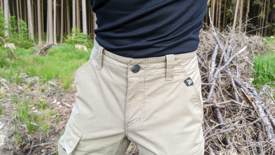 Celkový pohled na pas, zapínání a klínové kapsy kalhot NORTHFINDER JENSEN