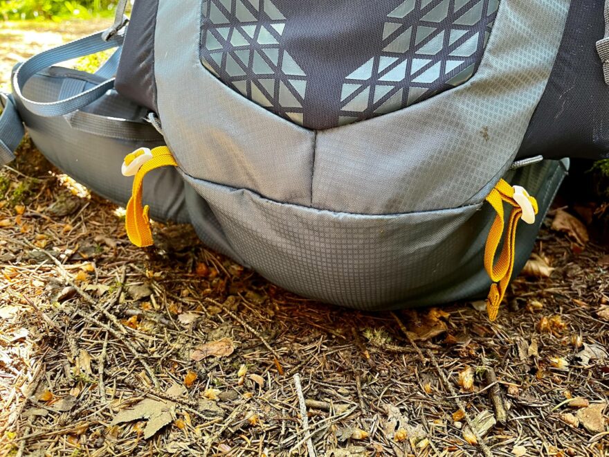 Detail poutek na cepíny nebo hůlky na batohu Ferrino Agile 25.