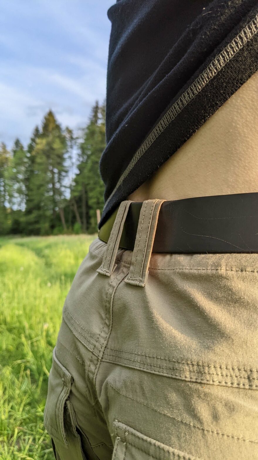 Detail zdvojeného poutka na opasek na zádech kalhot NORTHFINDER JENSEN