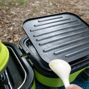 Grilovací plotýnka se může takto při zatížení okraje naklopit - MEVA DUAL COMPACT