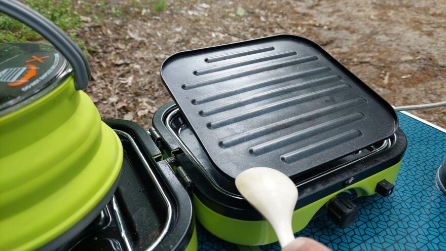 Grilovací plotýnka se může takto při zatížení okraje naklopit - MEVA DUAL COMPACT