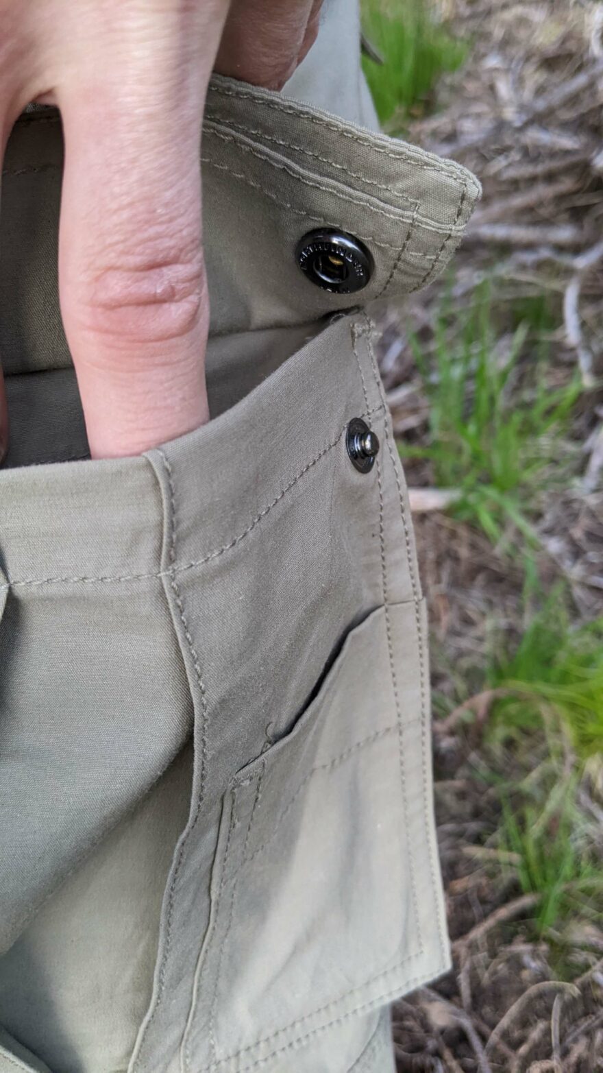 Na cargo kapse najdete ještě extra malou kapsu na drobnosti - NORTHFINDER JENSEN