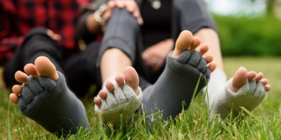 Jak na regeneraci nohou po výšlapu? Adjustační ponožky se vám vejdou i do batohu