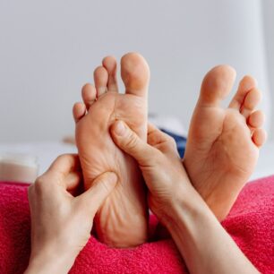 Namoženým chodidlům pomůže také regenerační masáž nebo mobilizační cviky.