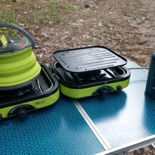 Vaření i na skládacím nádobí v kempu na Orlíku během seakayakového výcviku - MEVA DUAL COMPACT