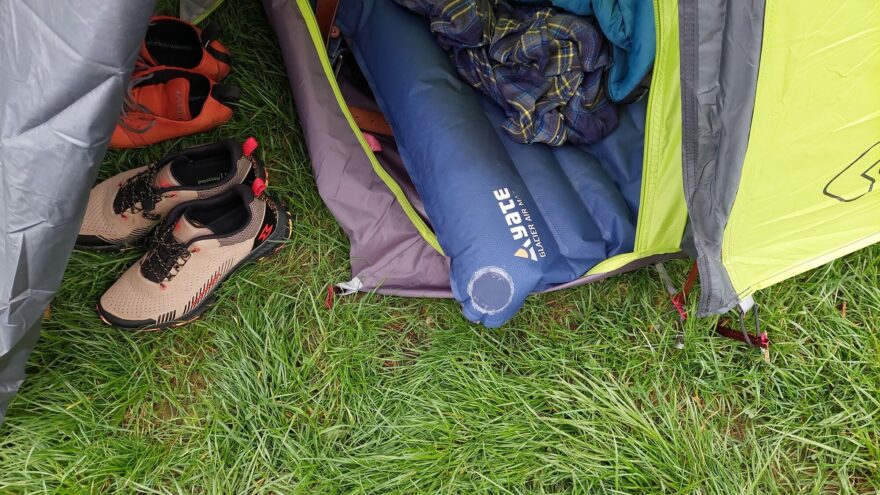 Vnitřní stan takto přesahuje do předsíňky stanu TRIMM SPARK D